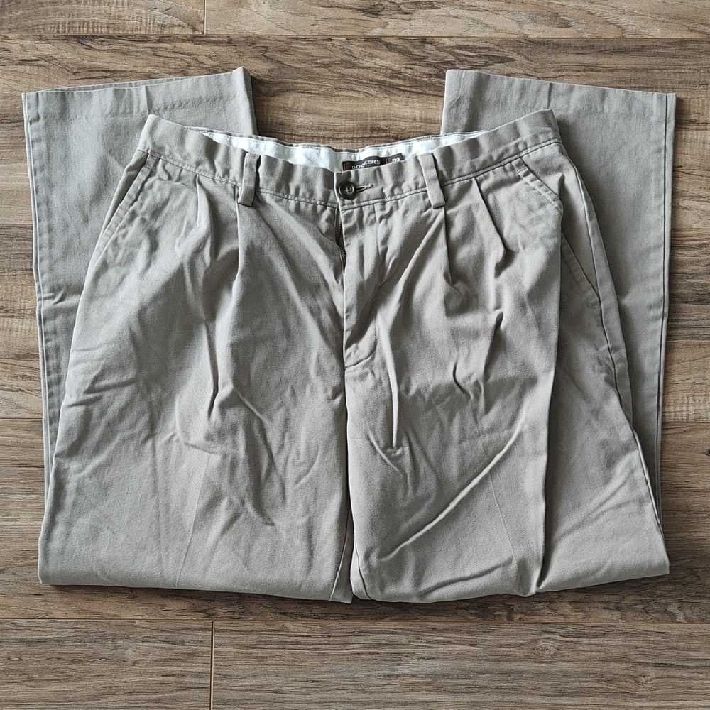 EUC Men's Dockers D3 Pleated Khaki Pants